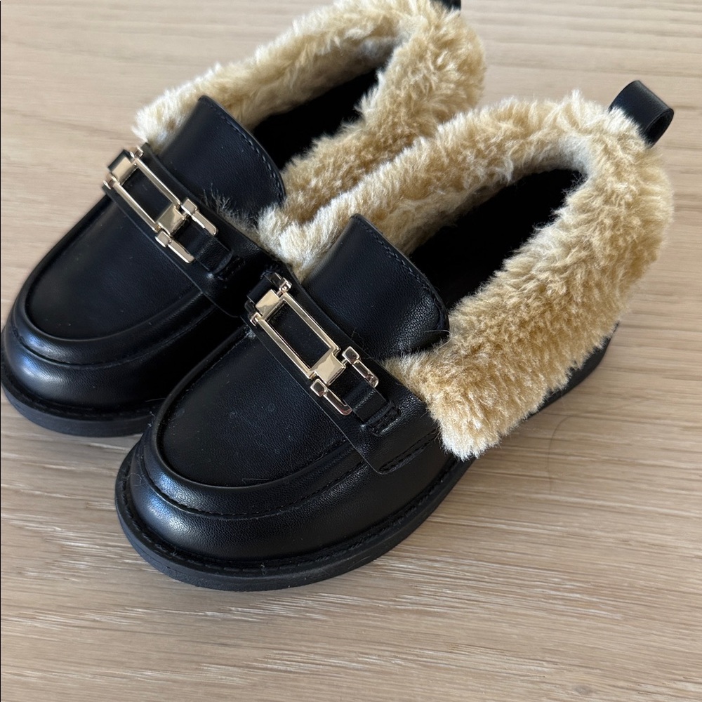 Gap toddler loafers with faux fur SZ 6 EUC